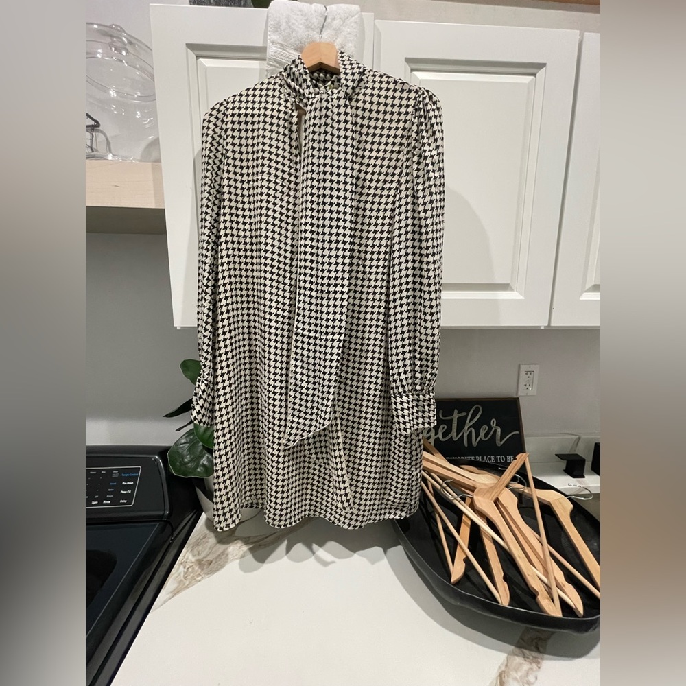 Cute dress fits flowing!